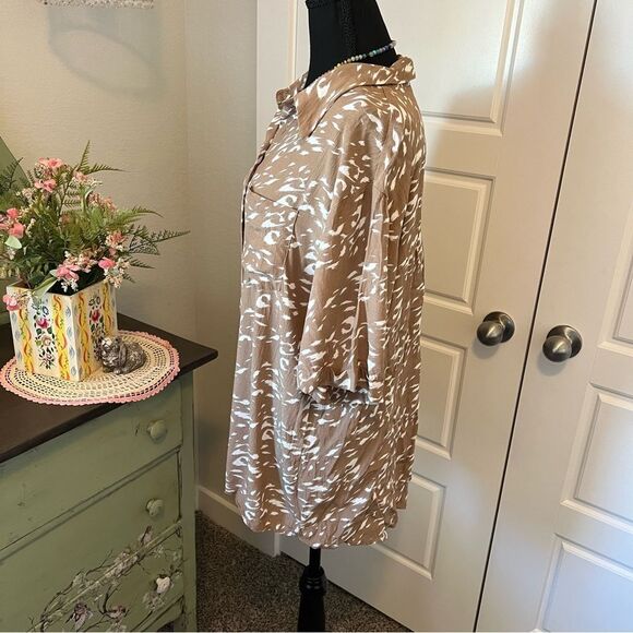 Jodifl Boutique Tan White Animal Style Print Short Sleeve Button Up Blouse Sz L - Picture 5 of 11